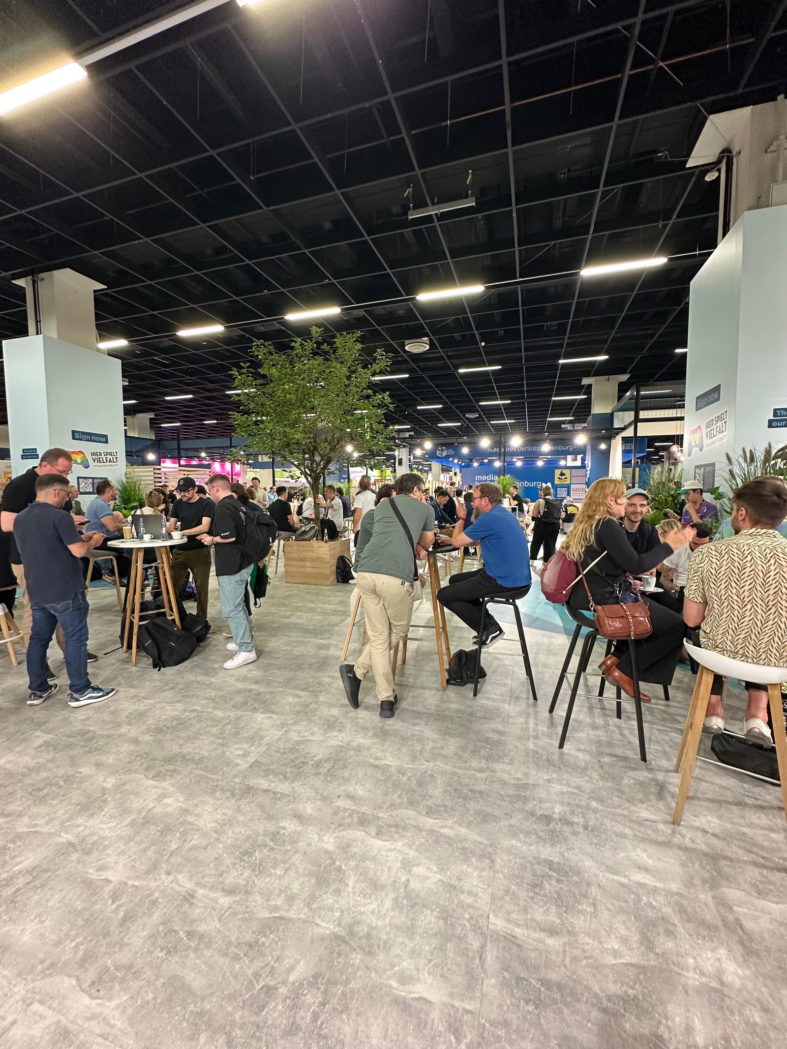 Messebereich mit Besuchern